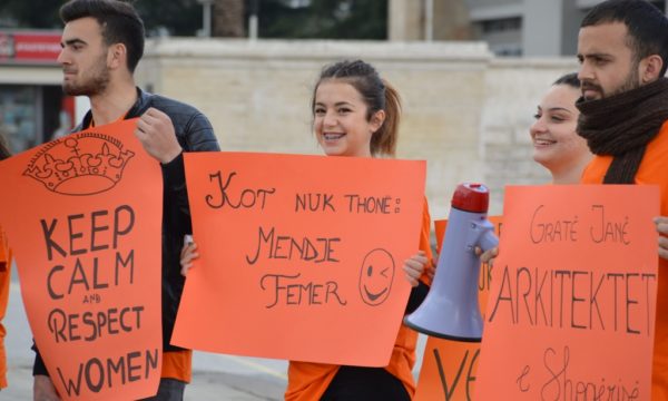 Të rinjtë mbajnë pankarta për barazi gjinore në manifestimin e 8-Marsit në Tiranë. 8 mars 2017. Foto: Loreta Cuka via BIRN. 