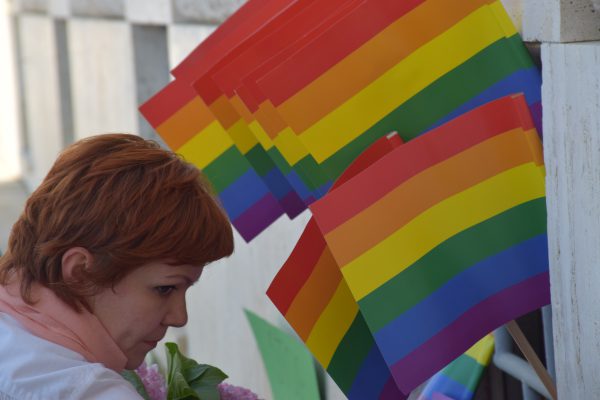 Pjesëtarët e komunitetit LGBTI nderojnë viktimat e sulmit të Orlandos, Tiranë. 14 qershor 2016. Foto: Ivana Dervishi/BIRN.