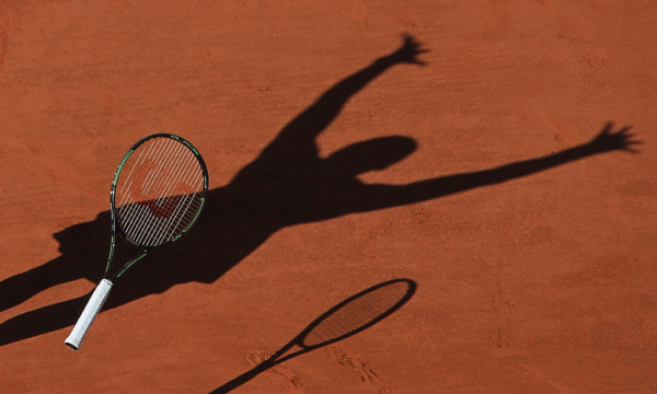 Serena Williams e SHBA pasqyrohet në hije teksa hedh raketën pas fitimit të turit të tenisit në Francë përballë Lucie Safarova nga Republika Çeke. (AP Photo/David Vincent, File)