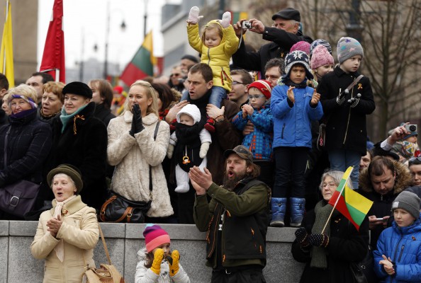 Njerëzit duartrokasin gjatë ceremonisë së 25-vjetorit të Lituanisë në Vilnius, Lituani. (AP Photo/Mindaugas Kulbis)