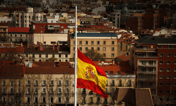 Një flamur spanjoll në gjysmështizë në Madrid përkujton viktimat e përplasjes ajrore ku humbën jetën 150 persona. (AP Photo/Andres Kudacki)