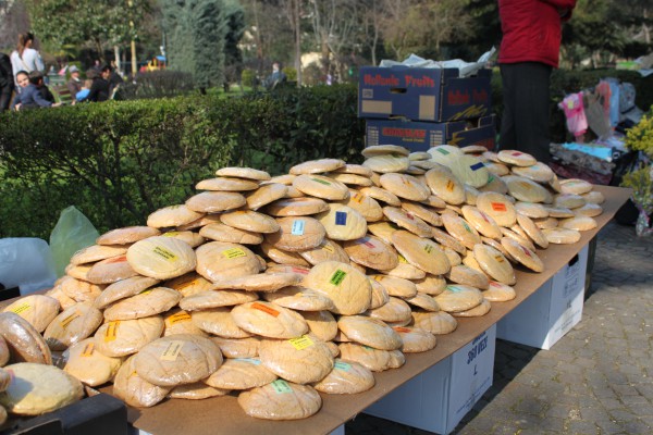 Një grumbull i madh ballokumesh, ëmbëlsira karakteristike e Ditës së Verës, shiten në një nga rrugët e Tiranës, Shqipëri. Foto: Ivana Dervishi | BIRN.