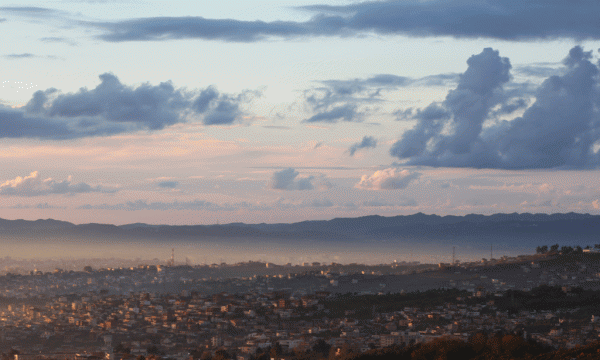 Fillimi i perëndimit të diellit pasqyruar në peizazhin e kryeqytetit, parë nga lart. Foto: Ivana Dervishi | BIRN.