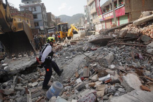 Një punonjës nga USAID inspekton zonën e shembjes së një ndërtese. Kathmandu, Nepal. (AP Photo/Niranjan Shrestha)