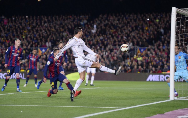 Cristiano Ronaldo i Real Madrid shënon gol Barcelonës gjatë një ndeshje futbolli të Ligës Spanjolle midis Barcelonës dhe Real Madrid në stadiumin Camp Nou, Barcelonë, Spanjë, 22 mars 2015. (AP Photo/ Manu Fernandez)