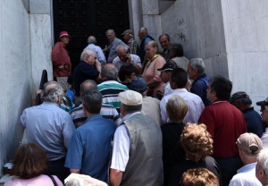 Pensionistët janë mbledhur para një banke në Selanik të Greqisë më 29 qershor 2015, ndërkohë që banka është mbyllur. Ata do të mund të tërheqin deri në 60 euro në ditë nga bankomatet. (AP Photo/Giannis Papanikos) 