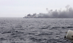 Tymi ngrihet nga trageti Norman Atlantik pasi aii mori flakë të dielën më 28 dhjetor 2014 pranë brigjeve të Korfuzit dhe Shqipërisë. (AP Photo/SKAI TV Station)