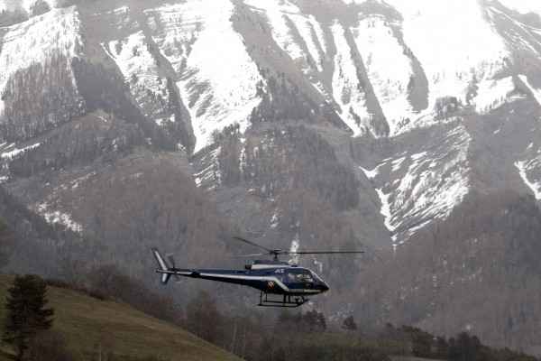 Një helikopter shpëtimi fluturon pranë Seyne-les-Alpes në Alpet Franceze teksa një skuadër kërkim shpëtimi përpiqet të arrijë në zonën e përplasjes së avionit të pasagjerëve. (AP Photo/Claude Paris)
