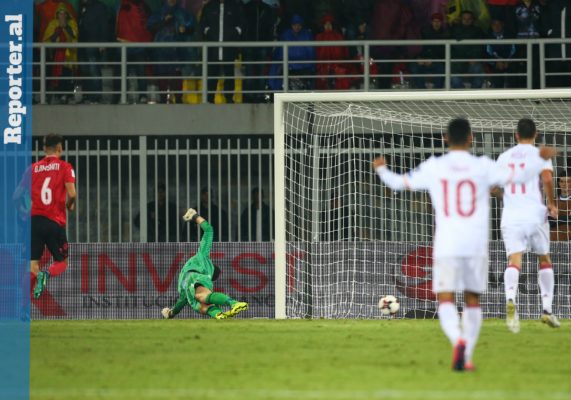 Portieri i Shqipërisë Etrit Berisha hidhet për të kapur topin ndërsa Spanja shënon golin e parë të ndeshjes. Foto: BETA/(AP Photo/Hektor Pustina)