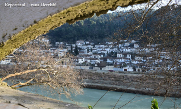 Lagjja Goricë e Beratit e parë nga harku i një ure. Foto: Ivana Dervishi/BIRN