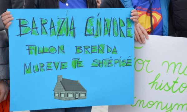 Një vajzë mban pankartën "Barazia gjinore fillon brenda dyerve të shtëpisë" në manifestimin e 8-Marsit. 8 mars 2017. Foto: Loreta Cuka via BIRN. 