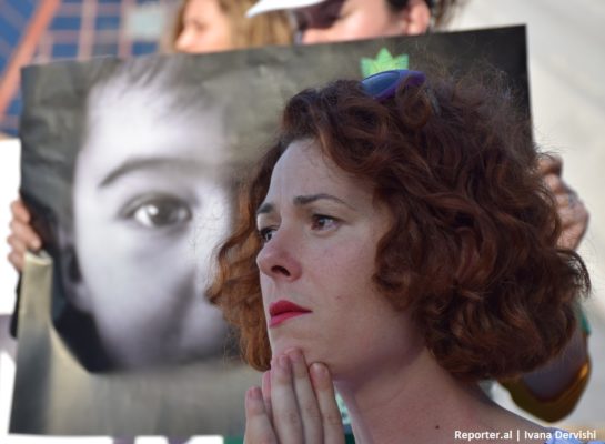 Një grua proteston kundër dhunës ndaj fëmijëve pas skandalit të jetimores së Shkodrës ku u ekspozua rasti i abuzimit me fëmijët dhe problematikat e mbikqyrjes së institucioneve që kujdesen për fëmijët.