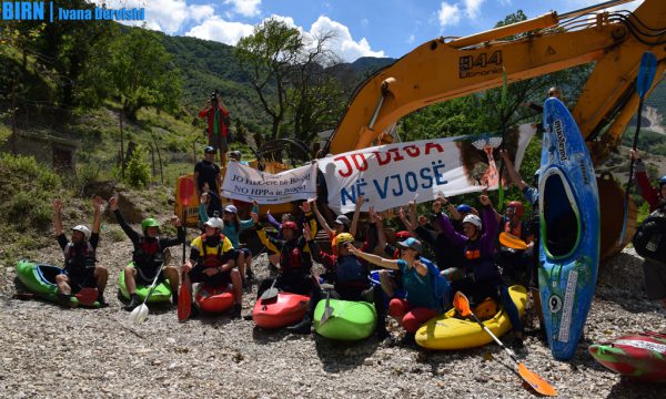 Mjedisorët protestojnë kundër hidrocentralit të Bënçës. 17 maj 2016. Foto: Ivana Dervishi/BIRN