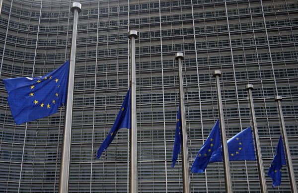 Selia e Bashkimit Europian në Belgjikë ka ulur flamujt në gjysmë-shtizë. (AP Photo/Darko Vojinovic)
