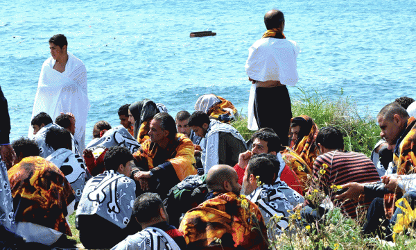 Imigrantët shihen në breg të ishullit të Rodosit, Greqi. (AP Photo//Nikolas Nanev)