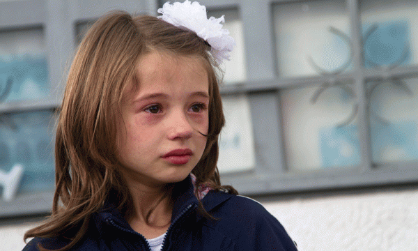Një vajzë po qan pasi u evakuua nga shtëpia e saj në një lagje të Kumanovës të banuar nga shqiptarët më 9 maj 2015. (AP Photo/Visar Kryeziu)
