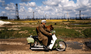 Fusha naftëmbajtëse e Patos-Marinzës fotografuar rreth vitit 2000. Foto kortezi: UNEP/Flickr