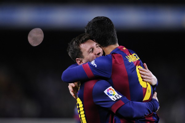 Luis Suarez i Barcelonës dhe Lionel Messi përqafohen pasi i pari shënoi golin fitimtar për skuadrën gjatë një ndeshje futbolli të Ligës Spanjolle midis Barcelonës dhe Real Madrid në stadiumin Camp Nou, Barcelonë, Spanjë, 22 mars 2015