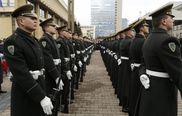Garda e Nderit qëndron në gatishmëri gjatë festimeve të pavarësisë së Lituanisë. (AP Photo/Mindaugas Kulbis).