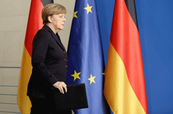 Kancelarja gjermane Angela Merkel mbërrin për një deklaratë në Kancelari në Berlin, Gjermani, pasi një avion pasagjerësh i Germanwings me më shumë se 150 persona në bord u përplas në Alpet Franceze teksa udhëtonte nga Barcelona në Duesseldorf. (AP Photo/Michael Sohn)