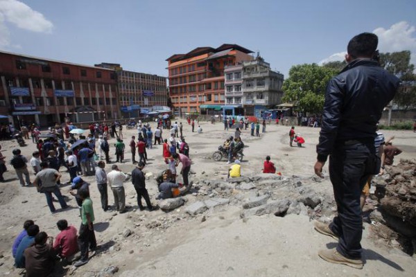 Njerëzit mblidhen në një zonë të hapur pasi një tërmet i dytë goditi Nepalin në Kathmandu, e martë, 12 maj 2015. Vetëm tre javë kanë kaluar nga tërmeti i mëparshëm që shkatërroi zonën dhe shkaktoi shumë viktima. (AP Photo/Bikram Rai)