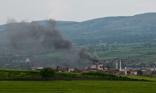 Nga një shtëpi në një lagje të Kumanovës po del tym më 9 maj 2015. Policia maqedonase thotë se është përleshur me një grup terrorist të paidentifikuar dhe ka bllokuar të gjithë zonën. (AP Photo/Visar Kryeziu)