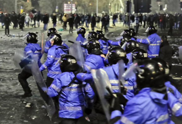 Forcat speciale të policisë në Rumani përplasen me protestuesit. (AP Photo/Vadim Ghirda)