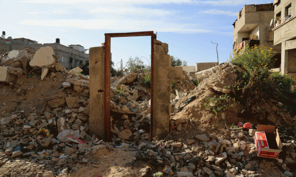 Një derë metali me një grafit që paraqet një perëndeshë greke dhe që presupozohet se qe pikturuar nga artisti britanik i rrugës Banksy, gjendej si objekti i vetëm i mbetur në këmbë nga një ndërtesë e rrëzuar nga lufta e verës së kaluar mes Izraelit dhe Hamasit në Gaza. Piktura gjendej pranë murit të shtëpisë në Khan Junis në jug të Rripit të Gazës më 21 mars 2015. Veprat e artit të artistit britanik zakonisht shiten për qindramijëra dollarë, por një piktor i Gazës arriti ta blejë këtë vepër për më pak se 200 dollarë. Artisti Bansky besohet se ka hyrë fshehurazi në Gaza në shkurt dhe ka lënë pas katër murale, përfshirë edhe derën. Piktura e Perëndeshës Niobe, e titulluar “Dëmtim Bombe” qe pikturar në derën e shtëpisë së famljes Dardouna. (AP Photo/Adel Hana)