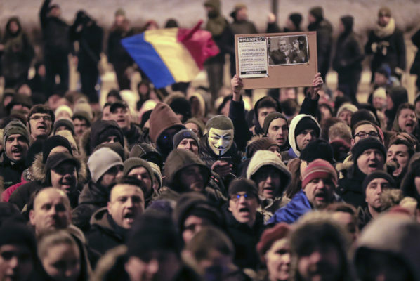 Protestuesit marshojnë jashtë godinës së ministrisë së drejtësisë. Foto: (AP Photo/Vadim Ghirda)