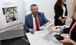 Presidenti i UET Ardian Civici, duke dhene autografe gjate ceremonise se promovimit te librit te tij, me titull "Transformimi i Madh", ne ambientet e Universitetit Europian te Tiranes, UET.| Franc Zhurda/LSA