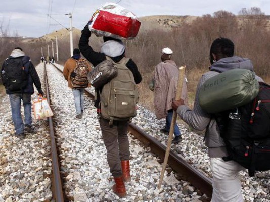 Refugjatë në Maqedoni. (AP Photo/Dalton Bennett)