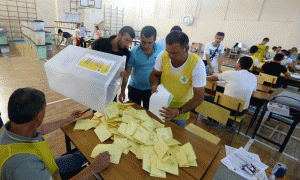 Procesi i numërimit të votave të zgjedhjeve për pushtetin vendor të 21 qershorit 2015 në Tiranë. Foto: Hektor Pustina/AP