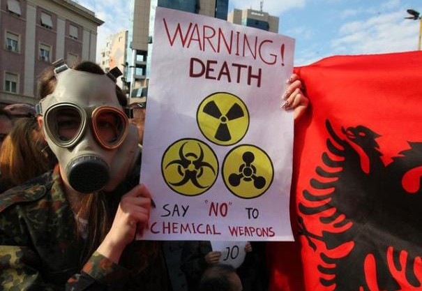 Protestuese kundër importit të armëve kimike