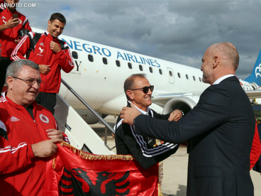Kryeministri shqiptar Edi Rama pret skuadrën kombëtare të futbollit në aeroport. Foto: LSA/ Gent Shkullaku.