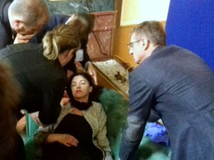 Deputetja e Vetëvendosjes Albulena Haxhiu u rrëzua dhe humbi ndjenjat | Foto: BIRN