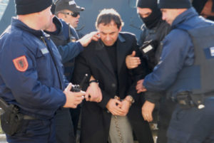 Aldo Bare, i njohur edhe si Alfred Shkurti, pas ekstradimit në Shqipëri në vitin 2009. Foto kortezi: Policia e Shtetit