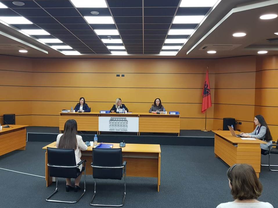 Këshilltarja ligjore Ana Golloshi gjatë seancës dëgjimore në Komisionin e Pavarur të kualifikimit, KPK, në 12.02.2019 | Foto : LSA