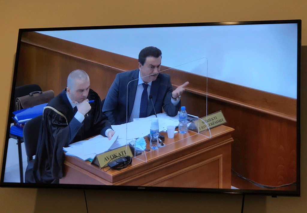 Prokurori Anton Martini duke folur në seancën e Kolegjit të Posacëm të Apelimit në Tiranë më 27 maj 2021. Foto: BIRN