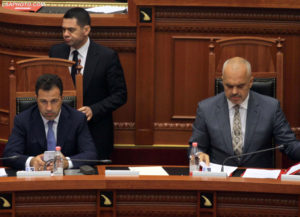 Ministri i Financave Arben Ahmetaj, kryeministri Edi Rama dhe zëvendëskryeministri Niko Peleshi në Kuvendin e Shqipërisë më 22 korrik 2016. Foto: LSA