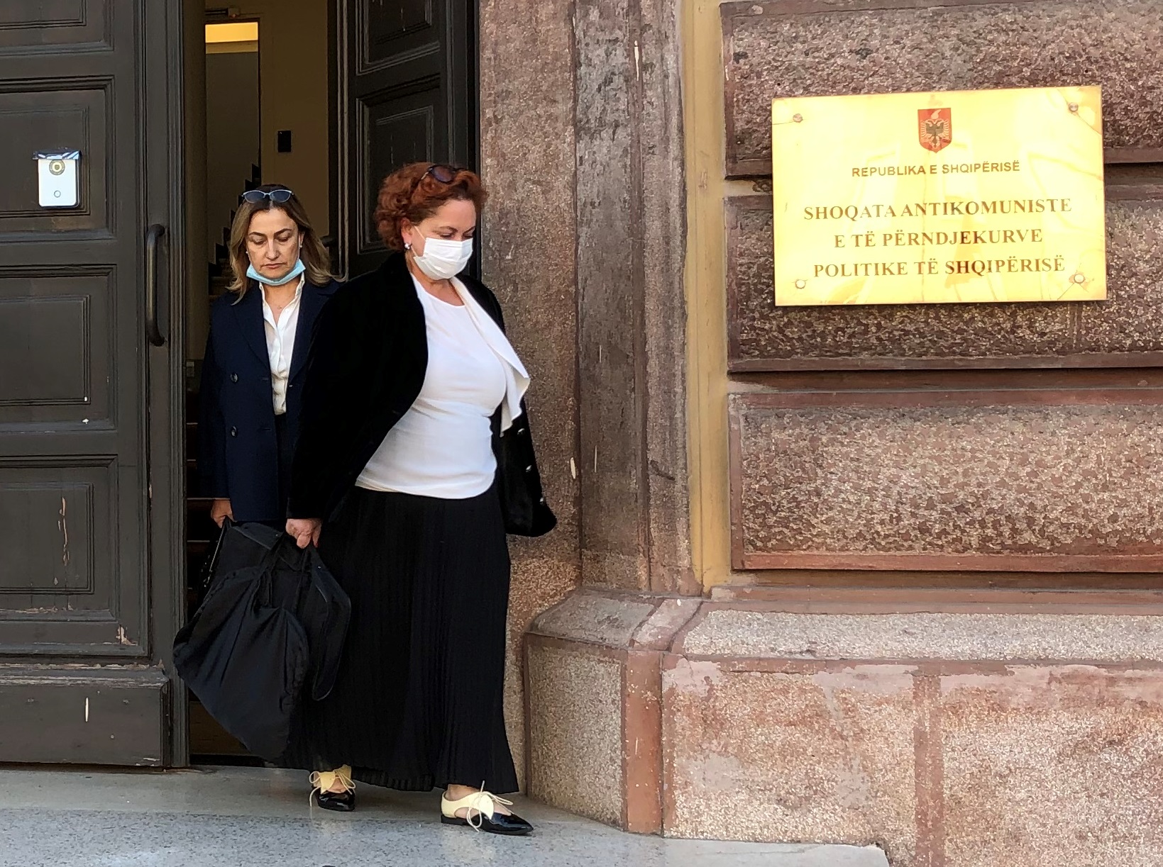 Arjana Fullani dhe Evelina Qirjako duke dalë nga seanca në KPA | Foto : E. Hoxhaj