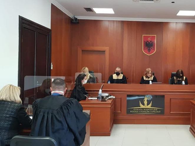 Gjyqtarja në pension, Arjana Liço dhe djali i saj avokat përballë Kolegjit të Posaçëm të Apelimit. Foto: KPA 