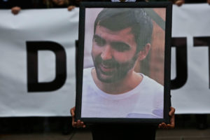 Mbështetës të partisë VetëVendosje në opozitë në Kosovë mbajnë portretin e aktivistit Astrit Dehari gjatë ceremonisë mortore në kryeqytetin e Kosovës, Prishtinë më 8 nëntor 2016. VetëVendosje dhe grupe të të drejtave të njeriut po kërkojnë hetime të drejta mbi vdekjen misterioze të 26 vjeçarit Dehari, i cili humbi jetën ndërkohë që ishte i arrestuar nga policia dhe gjendej në burg. Lexo më shumë: http://www.reporter.al/?s=Astrit+Dehari (AP Photo/Visar Kryeziu)