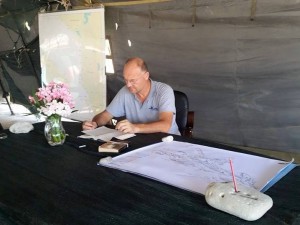 Auron Tare në tendën e tij të punës | Foto nga : Agjencia Kombëtare e Bregdetit