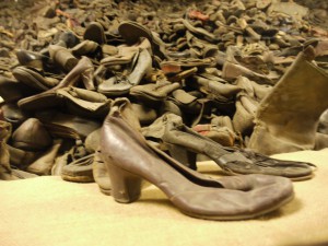 Këpucë të viktimave ne kampin Aushvic-Birkenau. Foto: BIRN.