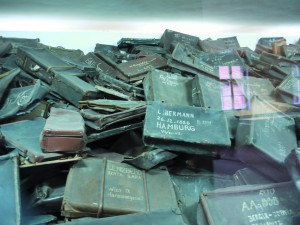 Valixhe që i përkisnin viktimave naziste që vdiqën në Aushvic-Birkenau. Foto: BIRN.
