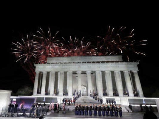 Fishekzjarret mbushin qiellin e Uashintonit për inaugurimin e presidentit Trump. Foto:AP
