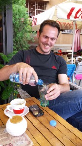 Blerimi në një kafe në Prishtinë gjatë intervistës.