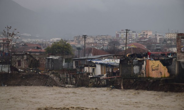 Lumi Tirana pranë Urës së Babrrusë në Tiranë më 6 janar 2015. Lumi doli nga shtrati në shumë pika duke përmbytur shtëpitë e disa dhjetëra familjeve të varfra. Foto: Gjergj Erebara/BIRN.
