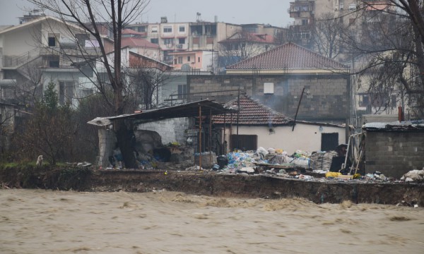 Lumi Tirana pranë Urës së Babrrusë në Tiranë më 6 janar 2015. Lumi doli nga shtrati në shumë pika duke përmbytur shtëpitë e disa dhjetëra familjeve të varfra. Foto: Gjergj Erebara/BIRN.