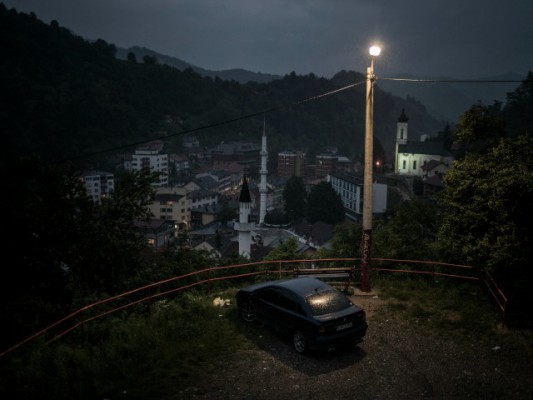 Qendra e qytetit te Srebrenices naten. Foto: Johannes De Bruycker.